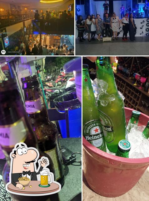Desfute uma tulipa de cerveja leve ou escura