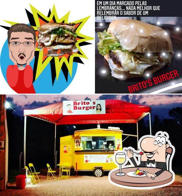 A imagem da comida e interior no Brito's Burger