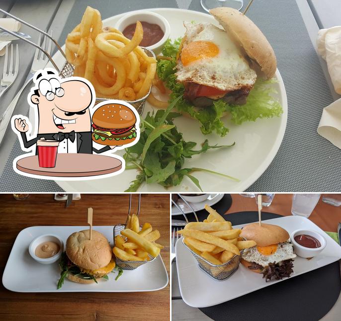 Bestellt einen Burger bei AMPLATZ Restaurant