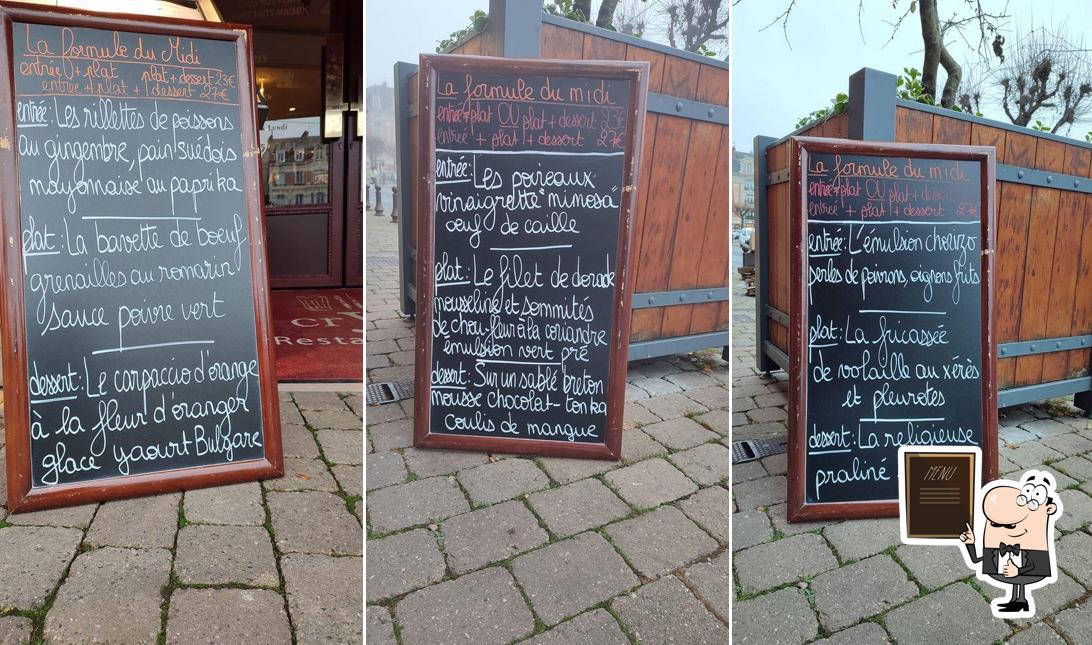 Essayez les plats du jour affichés sur le tableau