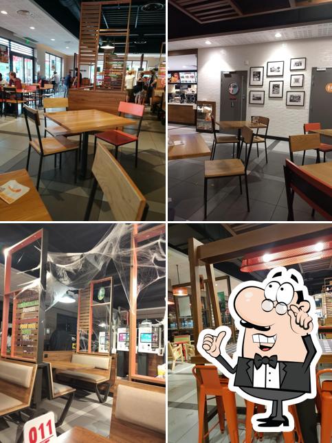 Installez-vous à l'une des tables de Burger King