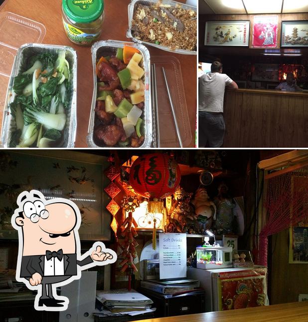 Взгляните на эту фотографию, где видны внутреннее оформление и еда в NEW Lee Wong