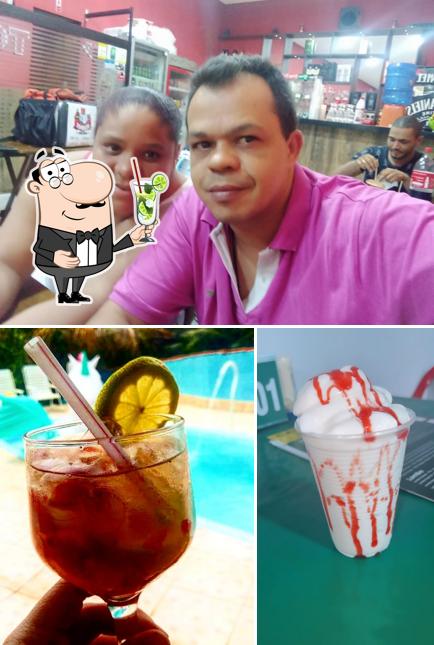 Desfrute de um drinque no Cachorro Lanches