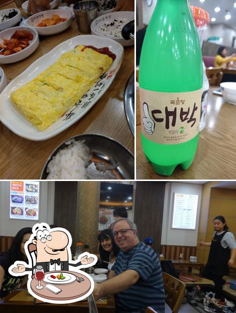 Wondang Gamja-tang(pork back-bone stew) se distingue por su comedor y bebida