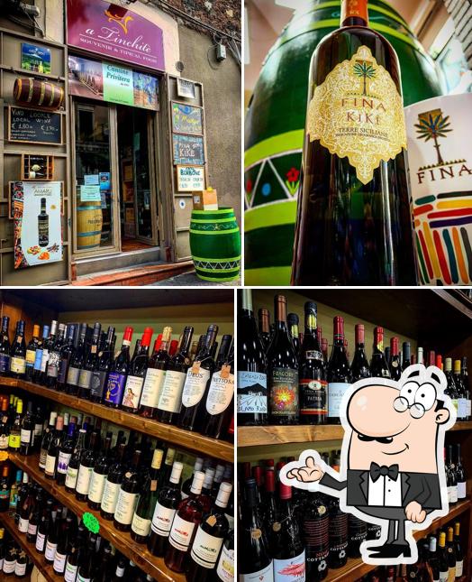 Gli interni di Enoteca A Tinchitè