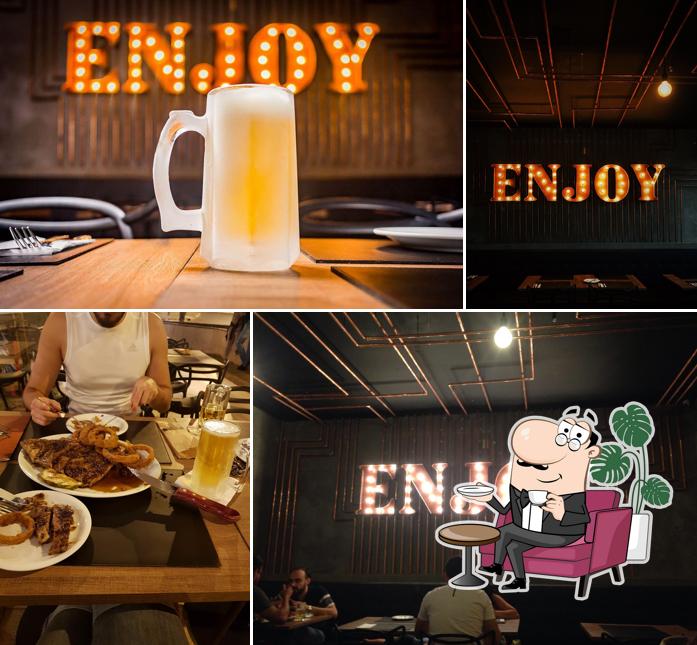 O interior do Enjoy Ribs & Burgers