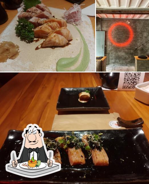 A foto da comida e interior no Toro Sushi - Jardins