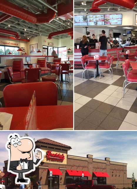 Это фотография фастфуда "Freddy's Frozen Custard & Steakburgers"