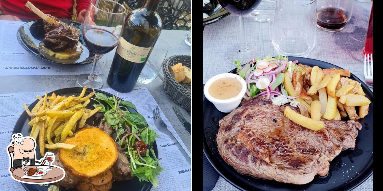 La table des amis offre des plats à base de viande