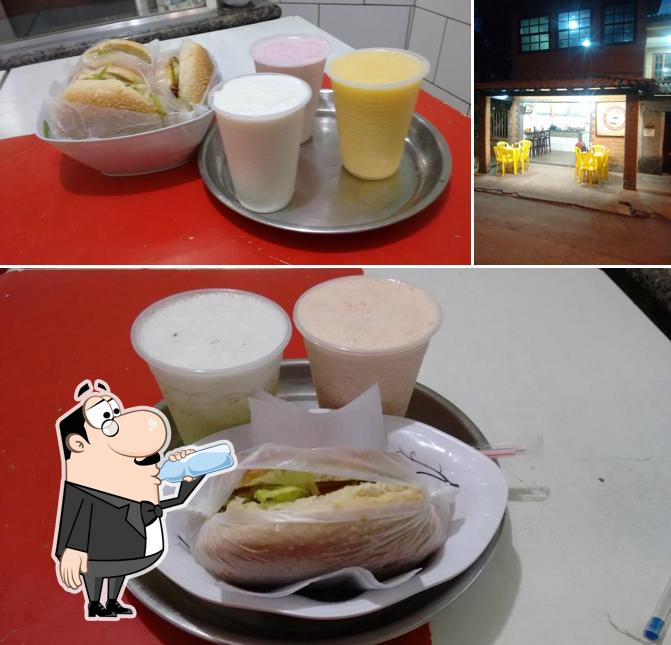 O Queres Lanches Sucos E Vitaminas se destaca pelo bebida e mesa de jantar