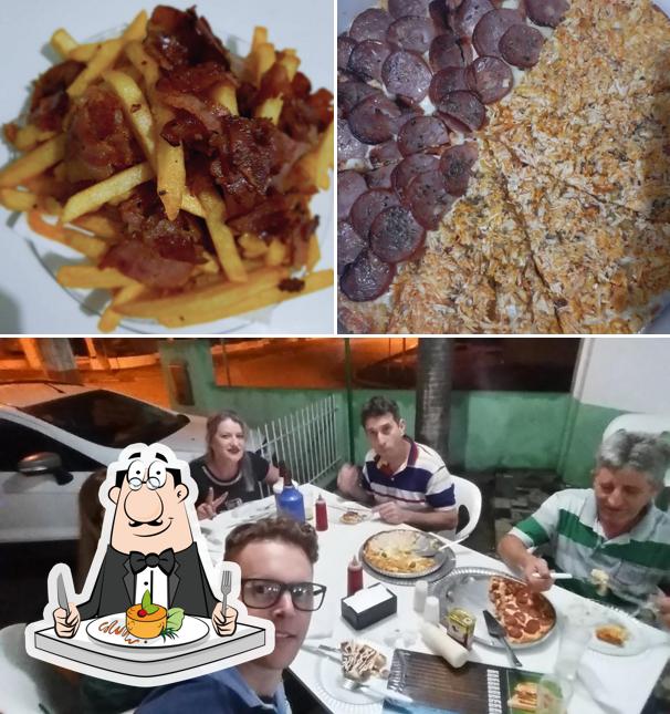 Entre diferentes coisas, comida e interior podem ser encontrados no Valdêncio Lanches