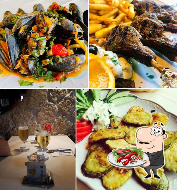 Попробуйте блюда с морепродуктами в "Restaurant Samos"