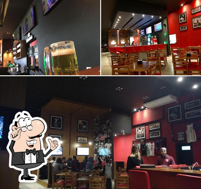 Sente em uma das mesas no Chubby's Sports Bar