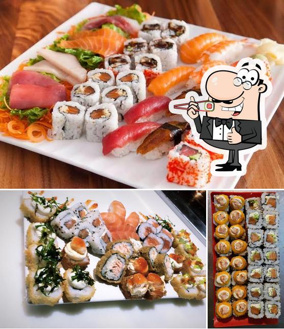 Rolos de sushi são servidos no RUKKA culinária oriental petiscos e sushis