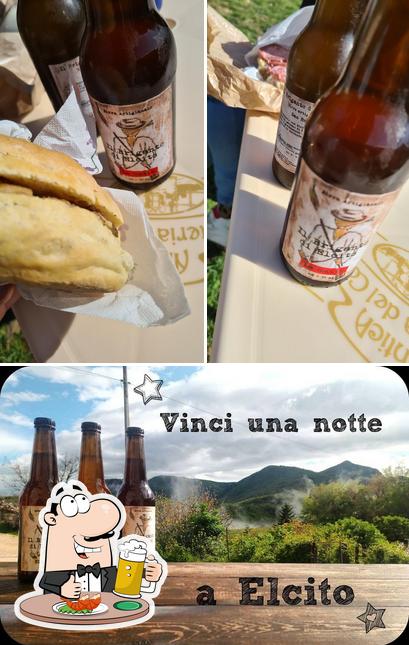 Puoi ordinare un rinfrescante bicchiere di birra chiara o scura