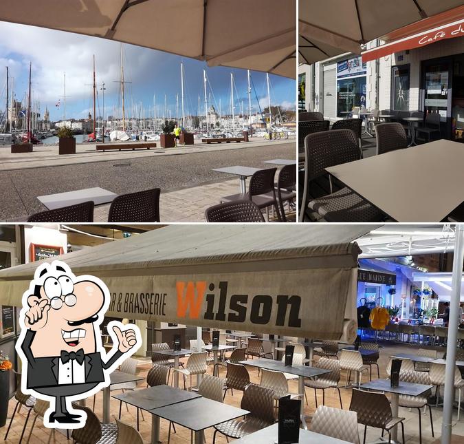 Installez-vous à l'une des tables de Café du Bassin