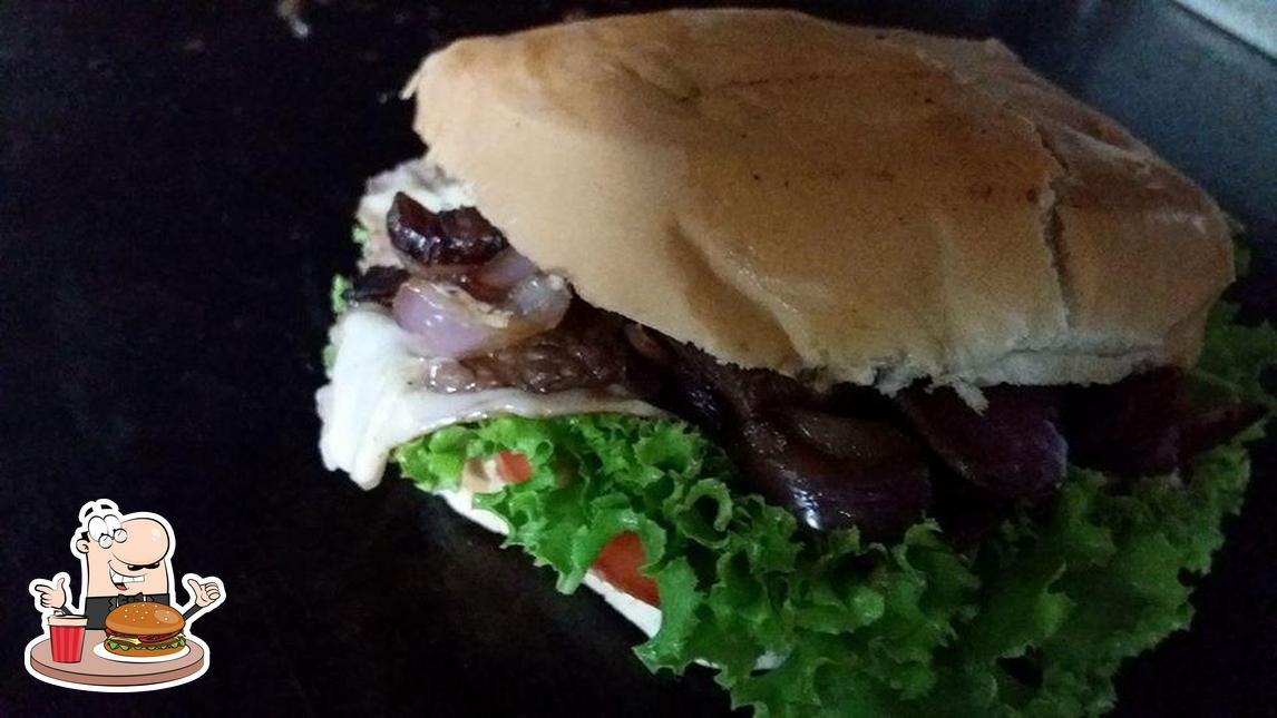 Peça um hambúrguer no Taboca's Lanches