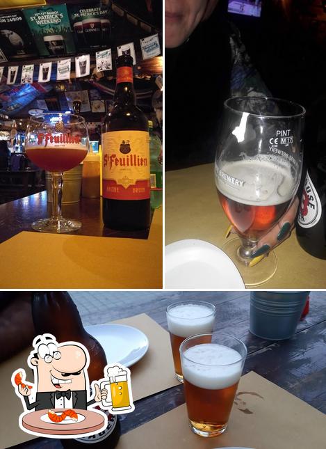 Disfruta de una pinta de cerveza rubia o tostada