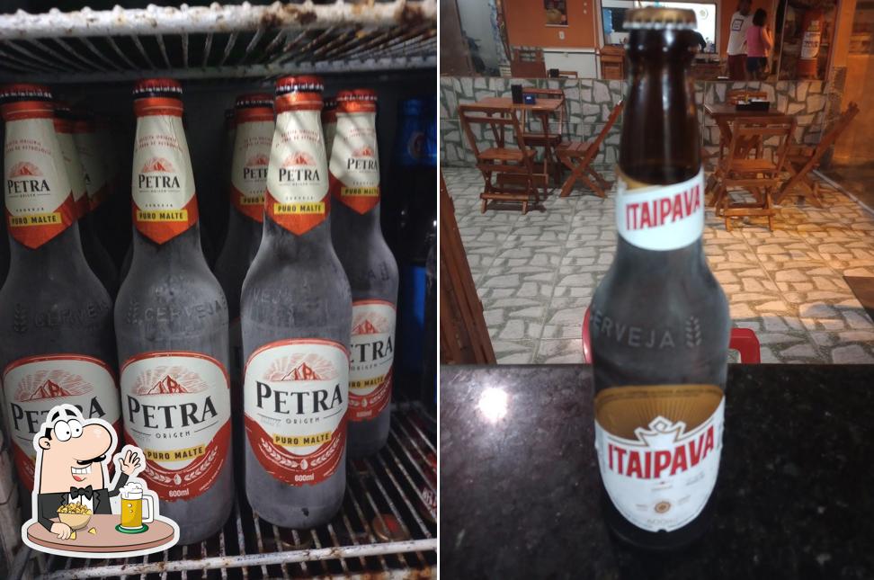 Desfute um copo de cerveja leve ou escura