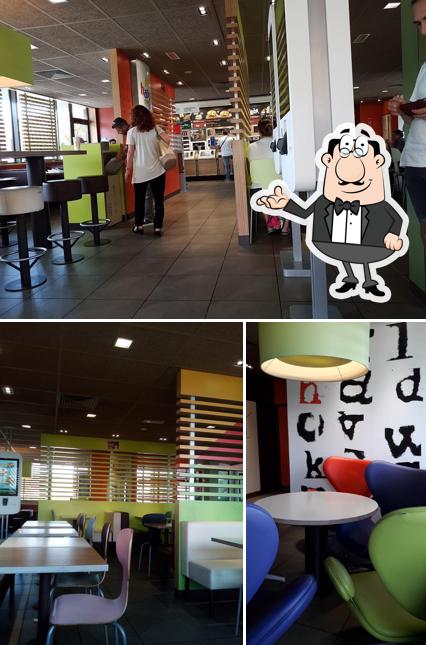 Installez-vous à l'une des tables de McDonald's