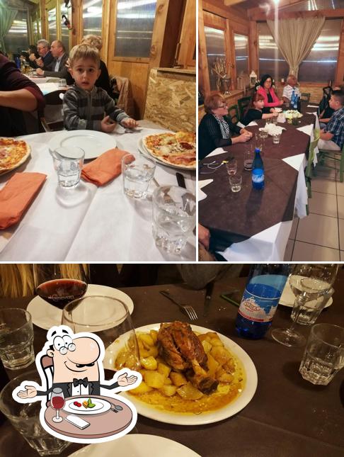 La foto della tavolo da pranzo e alcol di Osteria Pizzeria Bar del Palazzo