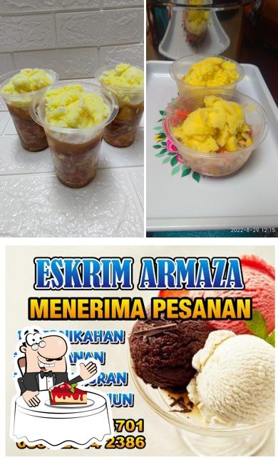 Es Krim Puter dan Rujak Es Krim "ARMAZA" serves a number of desserts