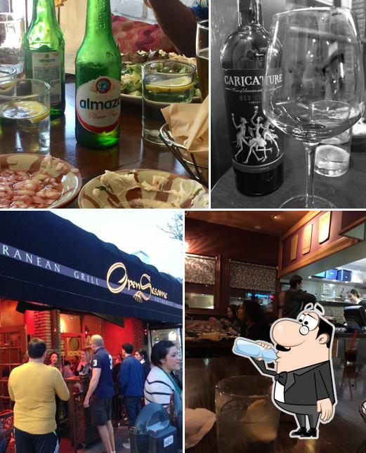 Фото, на котором видны напитки и барная стойка в Open Sesame Grill