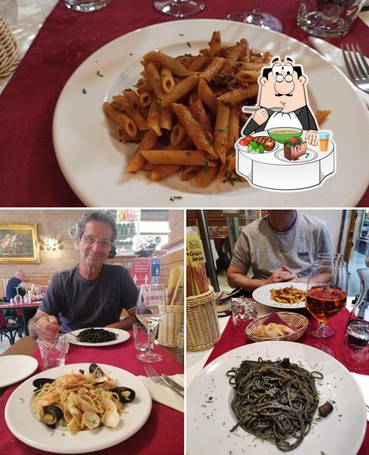 Tra le diverse cose da Queen restaurant si possono trovare la tavolo da pranzo e cibo