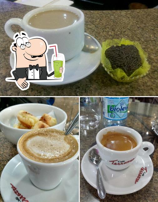 Desfrute de um drinque no Café Grão Fino Cafeteria