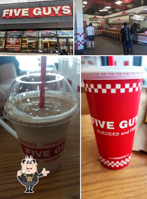 Profitez d'une boisson à Five Guys