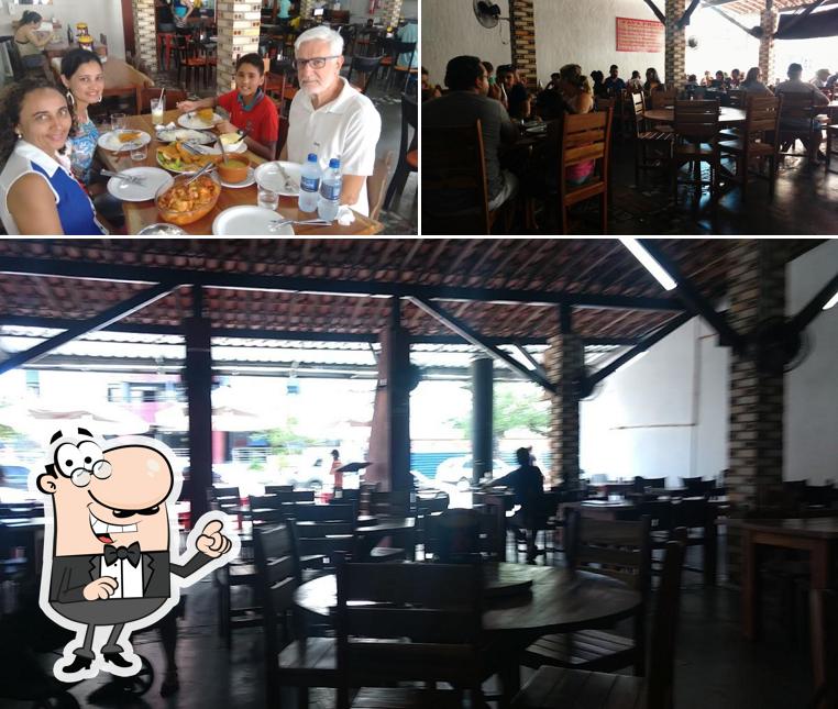 Sente em uma das mesas no Fava Praia Bar