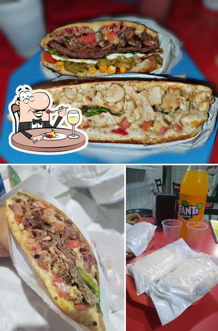 Entre diferentes coisas, comida e bebida podem ser encontrados no BARTIRA Lanches