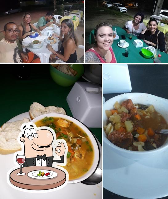 Esta é a imagem apresentando comida e interior no Coqueiros Caldos