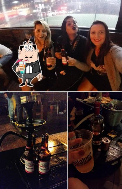 Dê uma olhada a foto ilustrando bebida e balcão de bar no Foot Bar