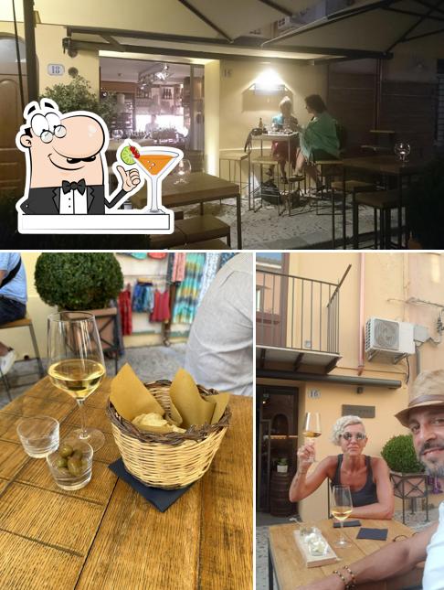 Tra le diverse cose da Enoteca Rossorubino di Valenziano Alessandro si possono trovare la bevanda e tavolo da pranzo