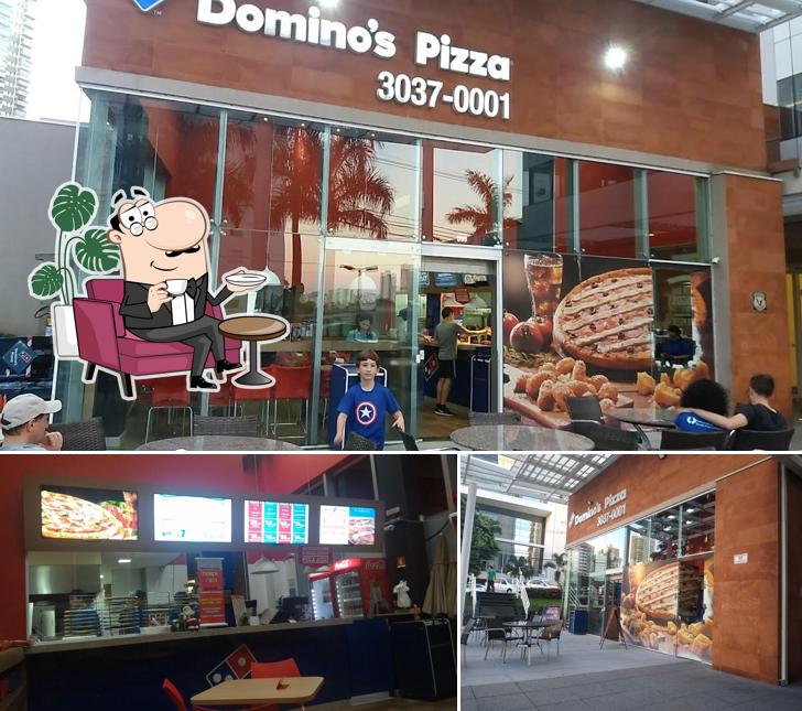 Sente em uma das mesas no Domino's Pizza