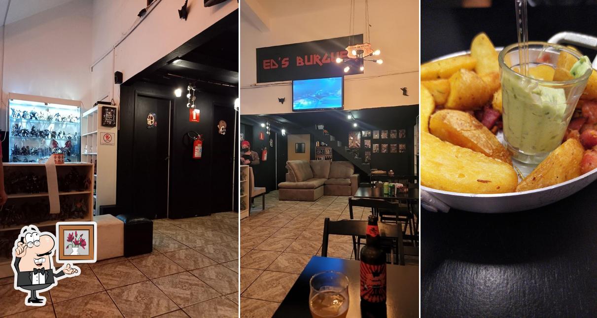 Sente em uma das mesas no Ed's Burger