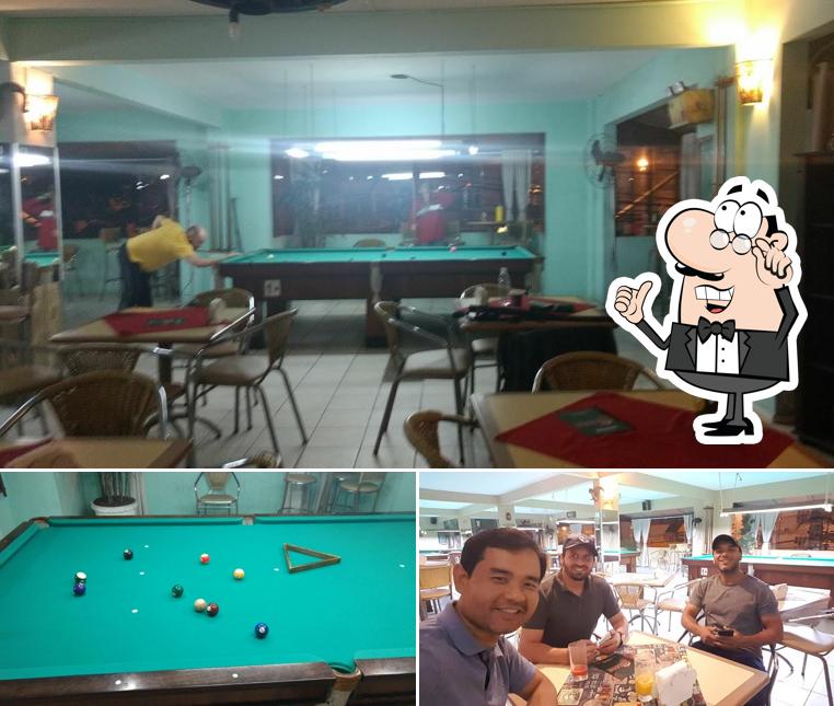 Sente em uma das mesas no Saloon Snooker Bar