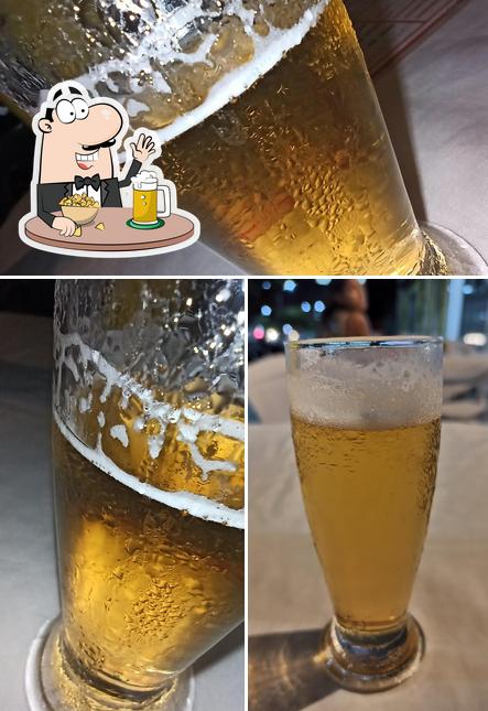 Desfute uma tulipa de cerveja leve ou escura