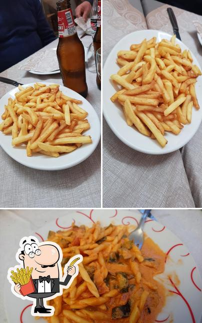 Assaggia le patatine fritte a TRATTORIA PIZZERIA FANTASY - Mola di Bari (Bari)