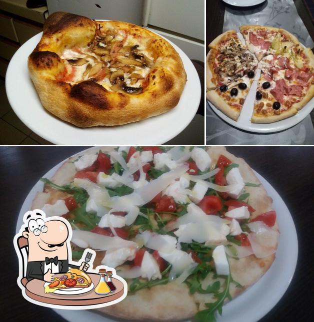 Order pizza at Sapori di Italia