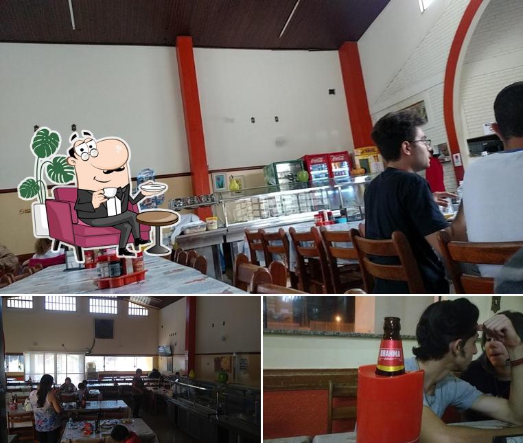 A imagem da interior e comida no Costelão do Baiano