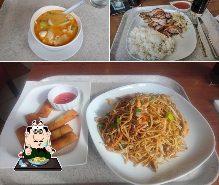 Food at Fast-Wok