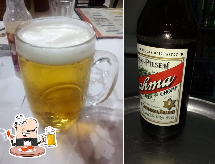 Desfute uma tulipa de cerveja leve ou escura