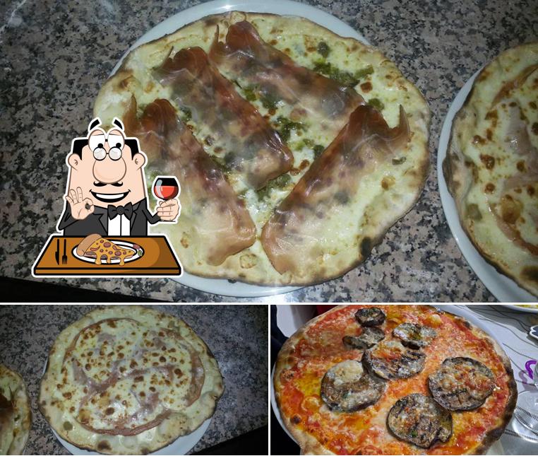 A Pizzeria Trattoria Rogers, puoi goderti una bella pizza