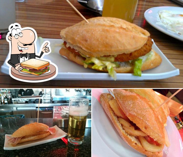 Degusta un sándwich en Indalo Tapas Alcalá Garena
