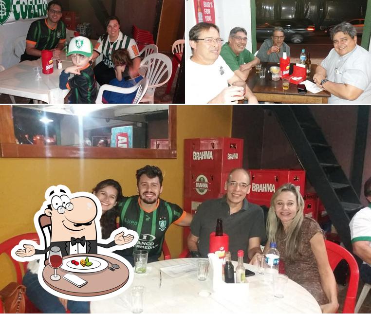 Dê uma olhada a imagem ilustrando mesa de jantar e cerveja no Bar do Paulinho