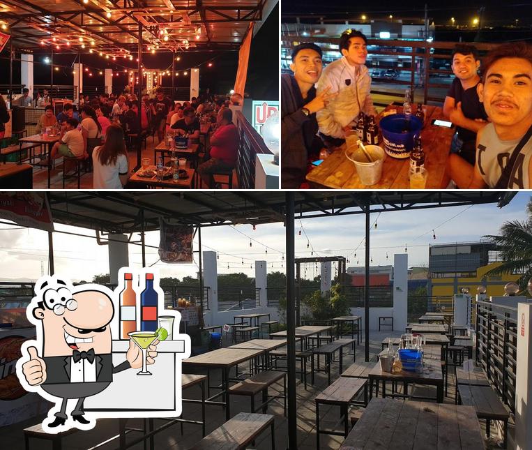 Entre la variedad de cosas que hay en UpTop Food Park también tienes barra de bar y interior