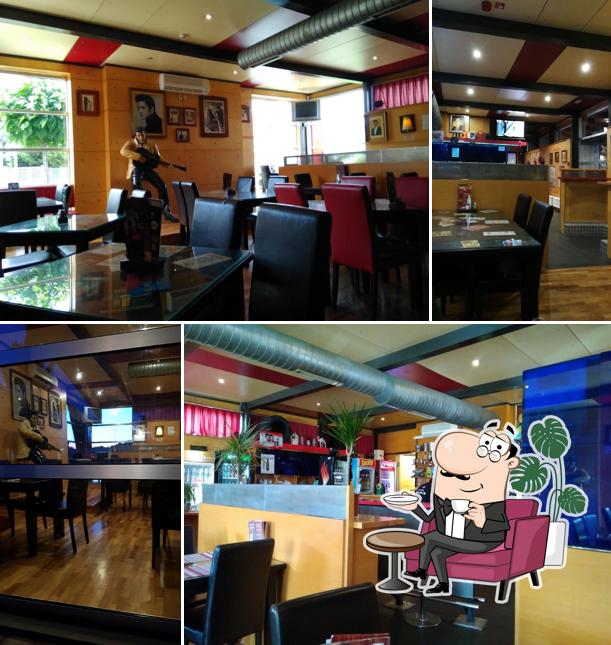Dai un'occhiata agli interni di Elvis American Bar