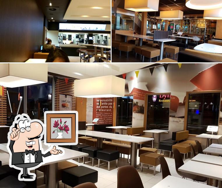 L'intérieur de McDonald's Waterloo